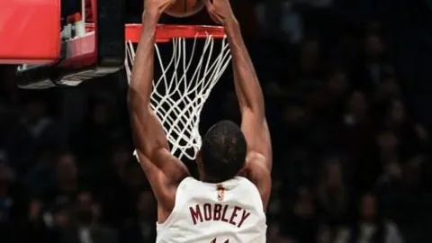 蒋圣龙表现亮眼，斯卢茨基阵容受损或略感宽慰